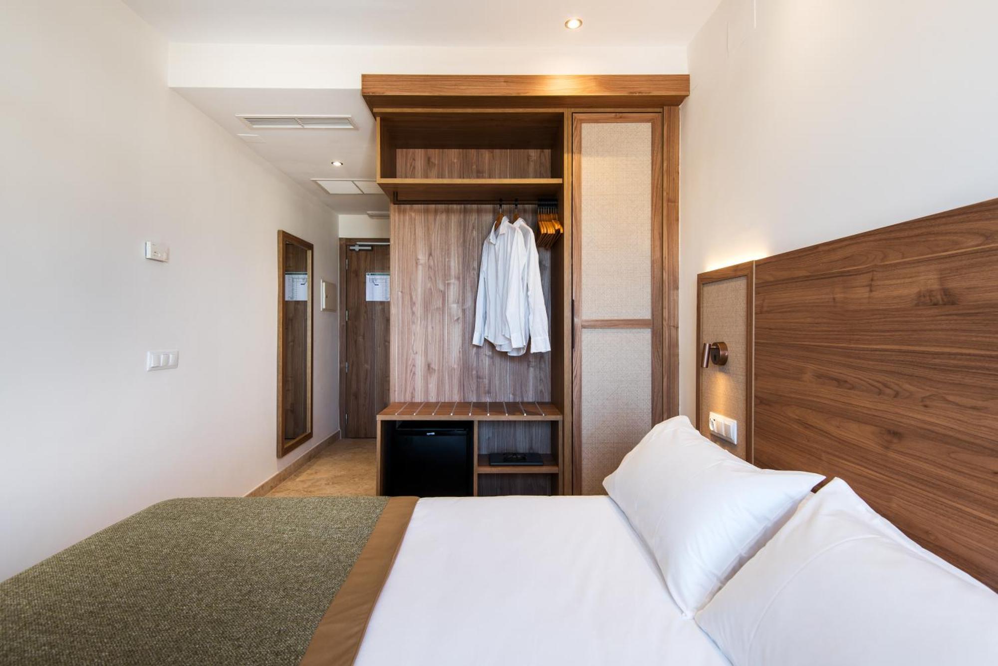 Standard Single Room with Side Sea View,1592044106:JPEG